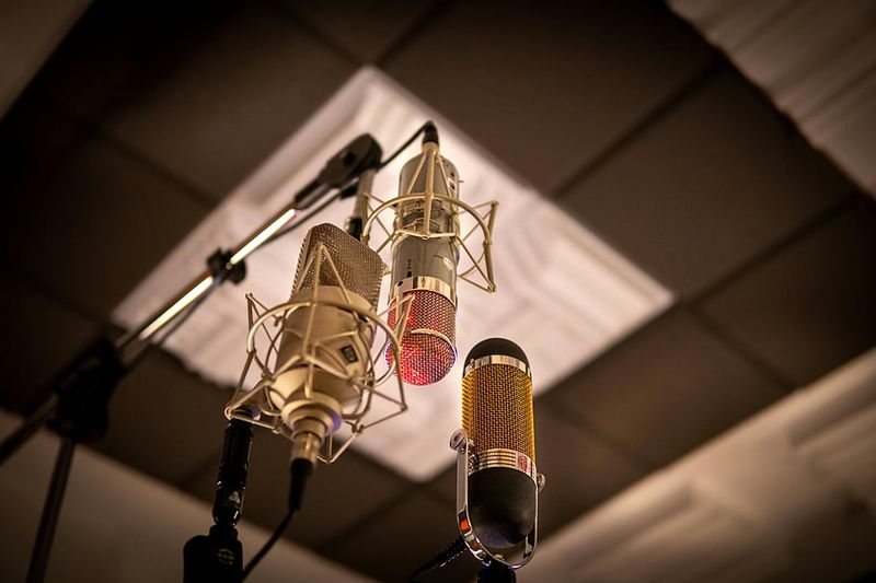 Studio condenser microphones - topical image